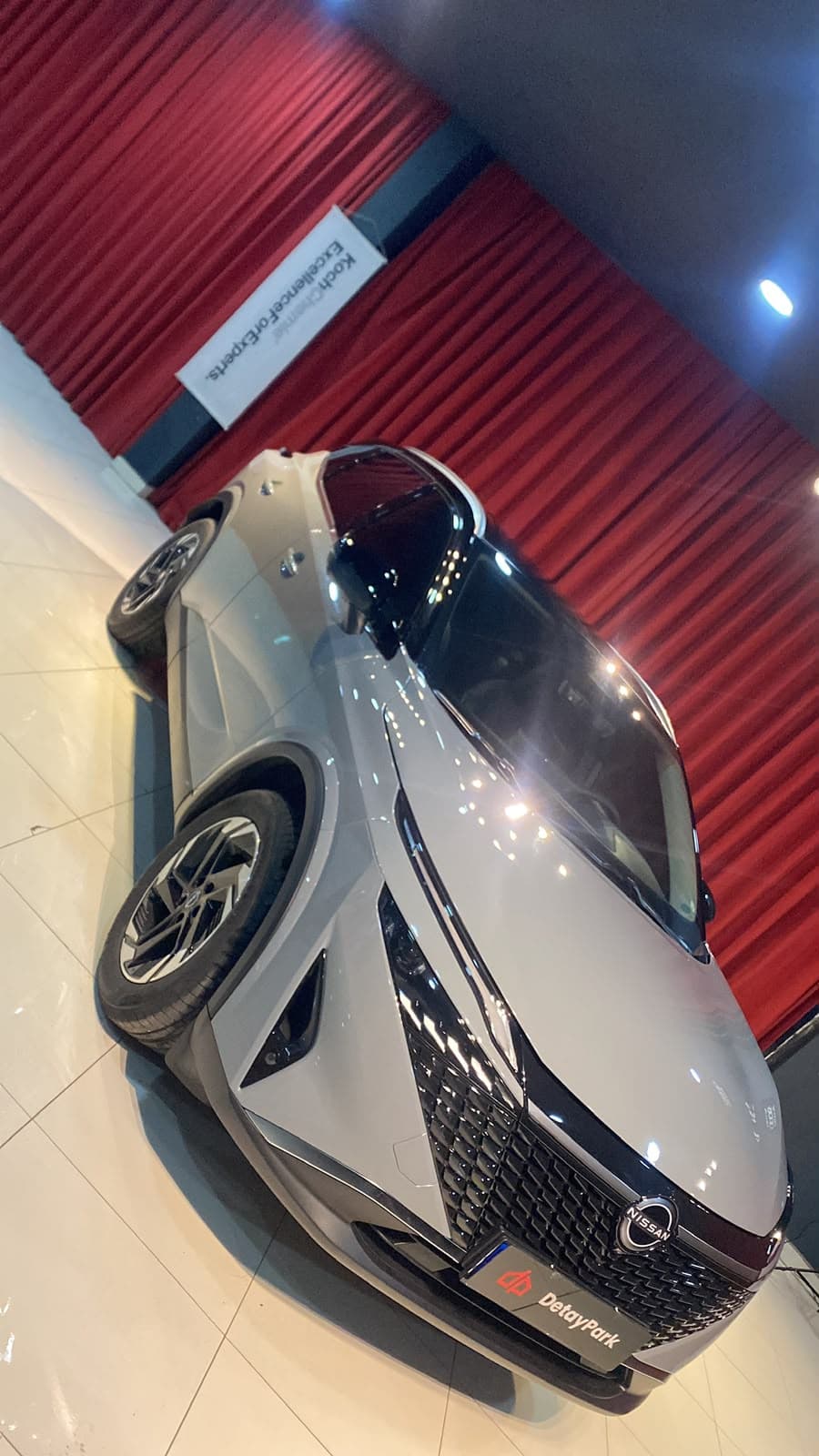 Nissan crossover stüdyo ortamında detaylı yüzey ve şeffaf PPF uygulaması