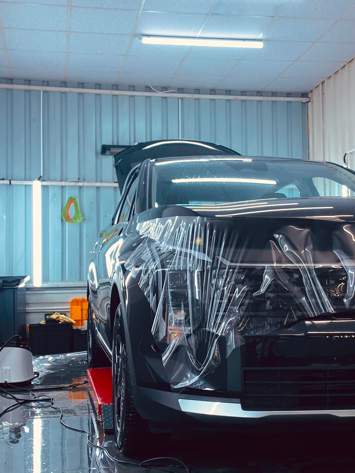 Hyundai Tucson SUV stüdyo liftinde ön bölge taş kalkanı PPF montajı