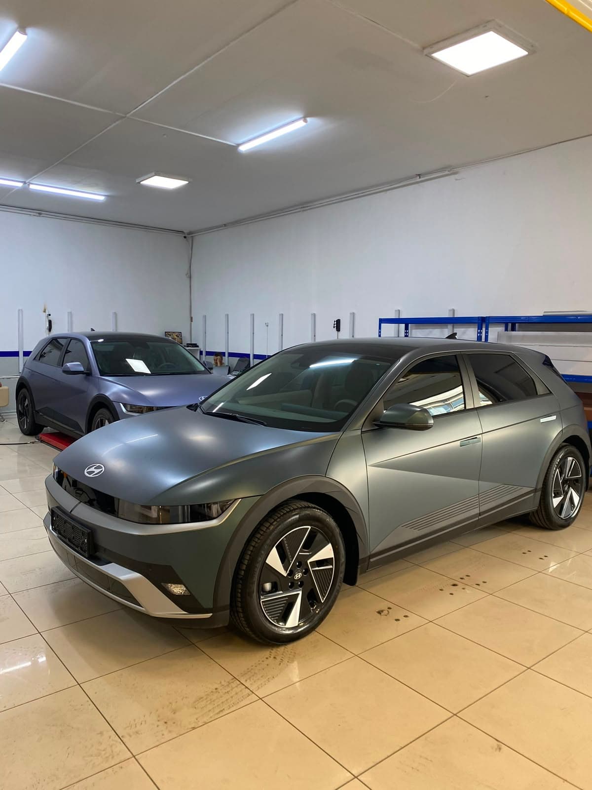 Hyundai Ioniq 5 saten mat shooting star gri PPF uygulaması ve ikiz araç filosu