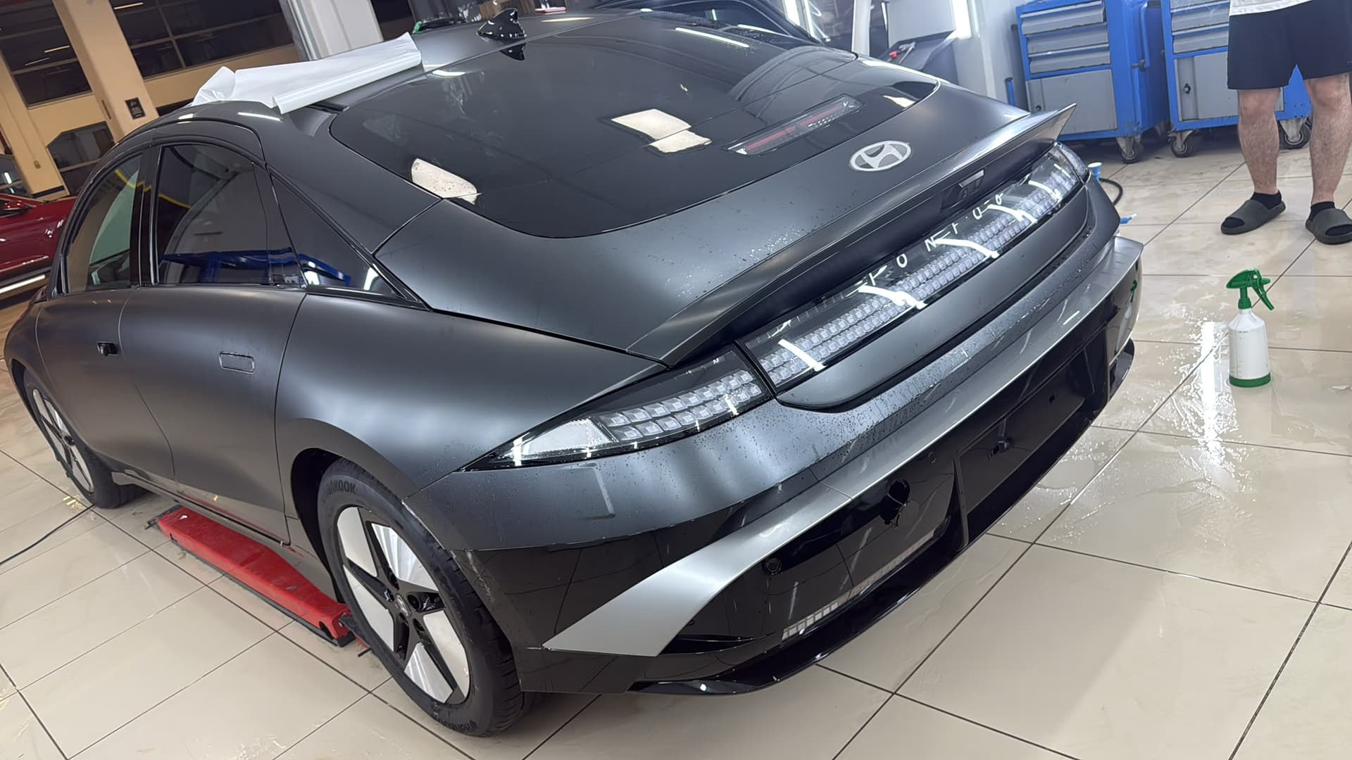 Hyundai Ioniq 6 Streamliner saten mat füme aero PPF kaplama uygulaması
