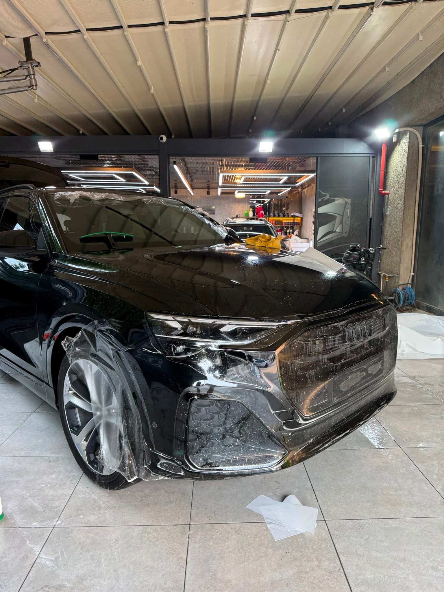 Audi Q8 S-Line ön bölge ve tampon lazer kesim film montaj safhası